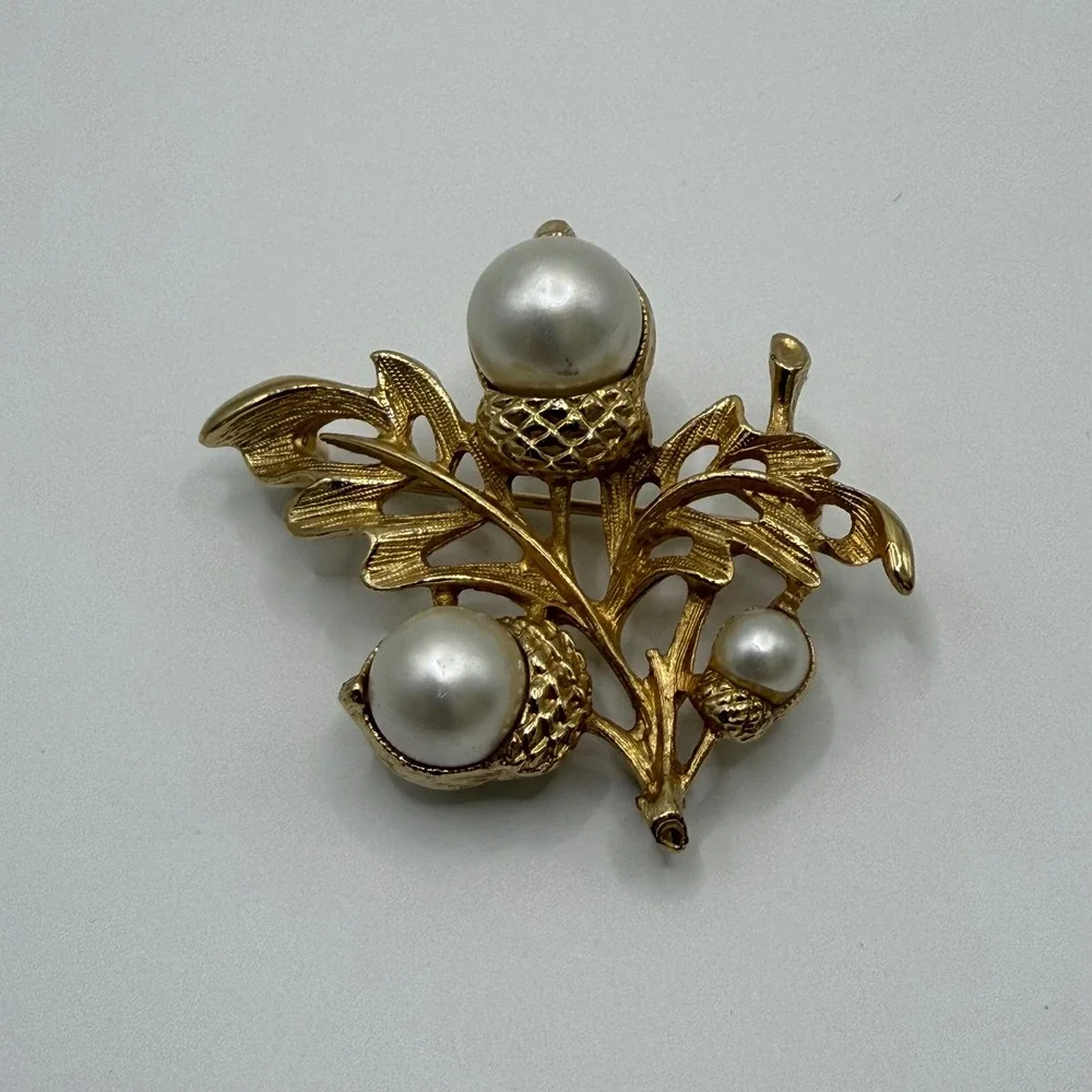 Avon Vintage Gold Tone Faux Pearl Acorn Oak Leaf Brooch Pin Pendant Loop